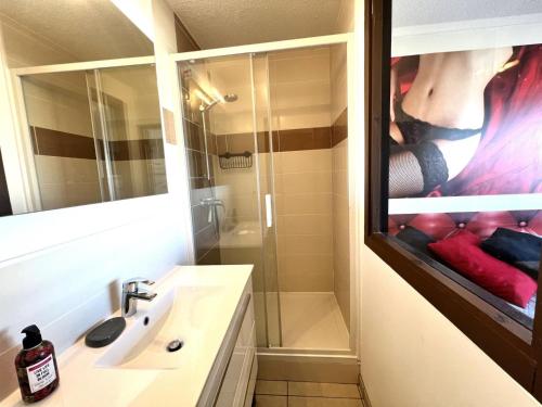 une salle de bain avec un lavabo et une douche dans l'établissement Studio 17C, HELIOPOLIS C au village naturiste, au Cap d'Agde