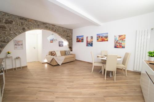 a living room and dining room with a table and chairs at L'Archetto di Romeo in Montefiascone