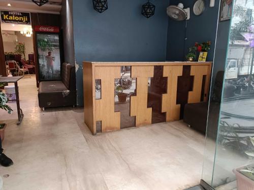 eine Holztheke in einem Zimmer mit einem Tisch in der Unterkunft Collection O Sun Park in Bhopal