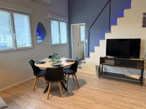 Μια τηλεόραση ή/και κέντρο ψυχαγωγίας στο Loft, Studio and Love Rooms