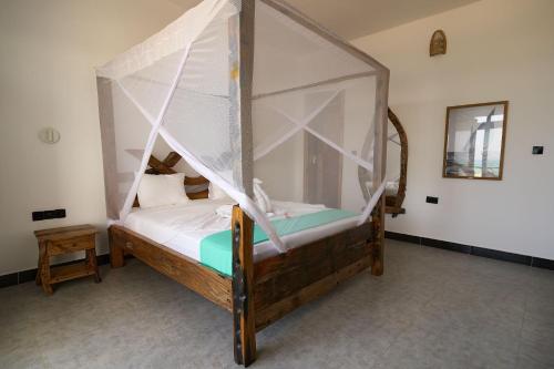 Postel nebo postele na pokoji v ubytování Dhow Beach Boutique Hotel