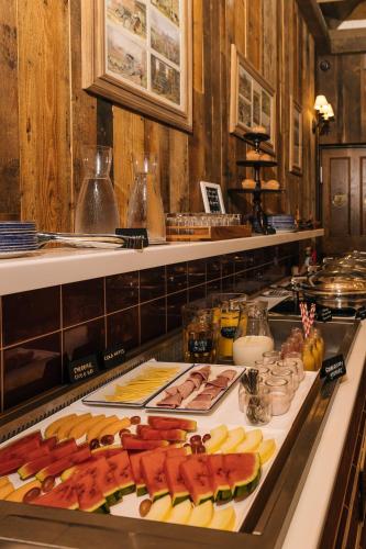 Rokeby Villas, Mussoorie في موسوري: بوفيه مفتوح وبه العديد من الأنواع المختلفة من الطعام.