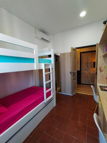 a room with two bunk beds and a kitchen at Appart centre ville, tout confort de 2 à 7 pers. in Bastia