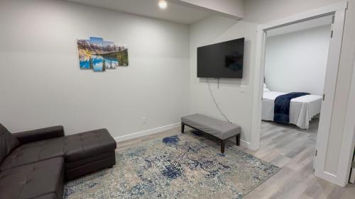 Μια τηλεόραση ή/και κέντρο ψυχαγωγίας στο Private Modern 2 Bedroom Suite