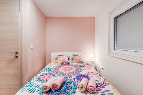 une petite chambre avec un lit avec des pantoufles dessus dans l'établissement Apartment Mojca, à Bovec