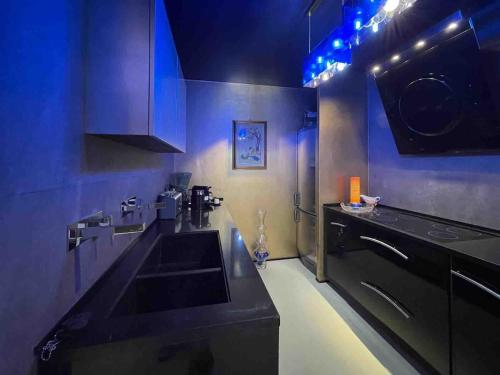 Vip garden jacuzzi seaview in the hearth of downtownにあるキッチンまたは簡易キッチン