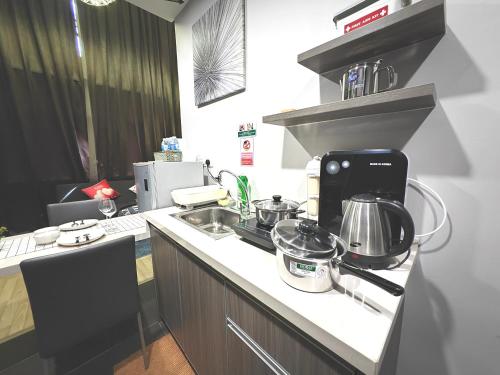 Η κουζίνα ή μικρή κουζίνα στο Ayer Keroh MITC 5-7pax 2BR Metra Square