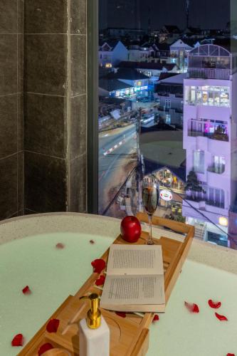 Kolam renang di atau dekat dengan TTR Central Apart Hotel