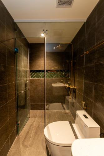 Bilik mandi di TTR Central Apart Hotel