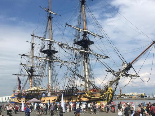 Un groupe de personnes debout autour d'un grand bateau dans l'établissement Studio idéal pour professionnels ou vacanciers, à Saint-Nazaire