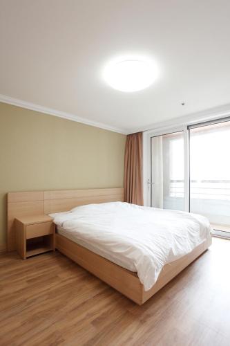 Postel nebo postele na pokoji v ubytování Kumho Hwasun Spa Resort