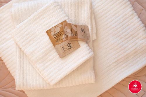 - une serviette blanche avec une boîte au-dessus dans l'établissement Casa Rosa, à La Spezia