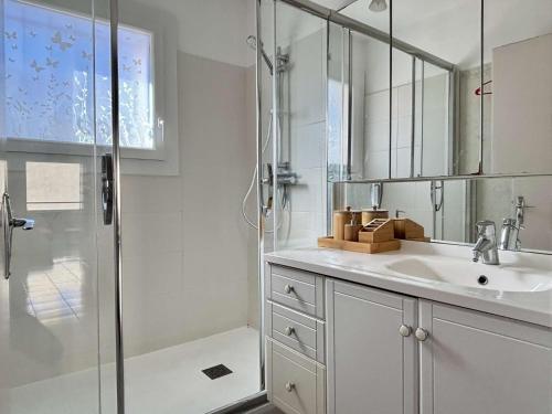une salle de bain blanche avec une douche et un lavabo dans l'établissement Appartement 3 pièces - jusqu'à 6 personnes - AR000-C03, à Collioure