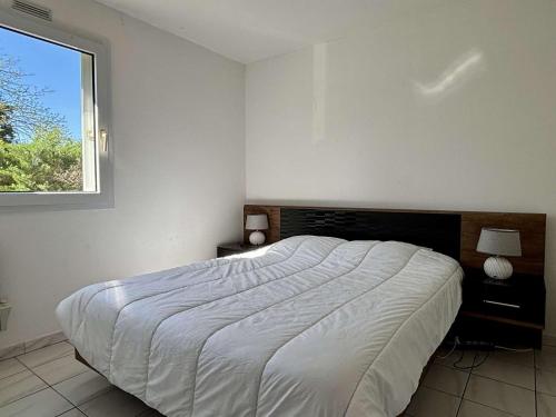 une chambre avec un grand lit avec une fenêtre dans l'établissement Appartement 3 pièces - jusqu'à 6 personnes - AR000-C03, à Collioure