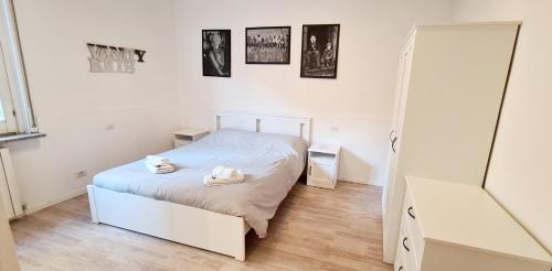 a bedroom with a bed with two towels on it at "Giulio Cesare" - Ampio ed elegante alloggio alle porte di Milano! in Bareggio