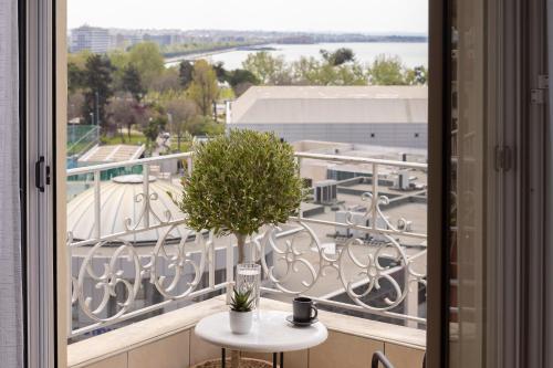 Cityscape Elegance, Central Thessaloniki sea view apartment