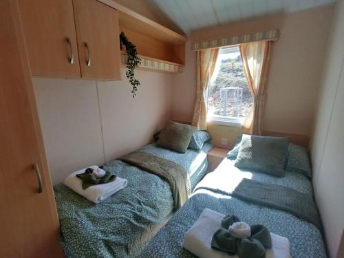 Letto o letti in una camera di Seaside chalet in Ardmore with breathtaking views