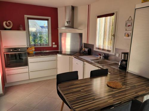 Kuchyň nebo kuchyňský kout v ubytování Maison cosy entre mer et Brière