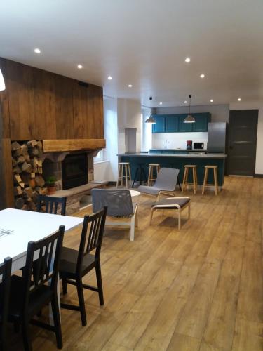 une cuisine et un salon avec une table et des chaises dans l'établissement Kalonjania, à Saint-Martin-dʼArrossa