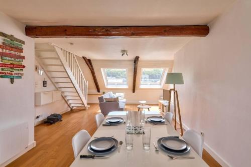 une salle à manger avec une table et des chaises blanches dans l'établissement Bright duplex St Mathieu - Rooftop view, à Quimper