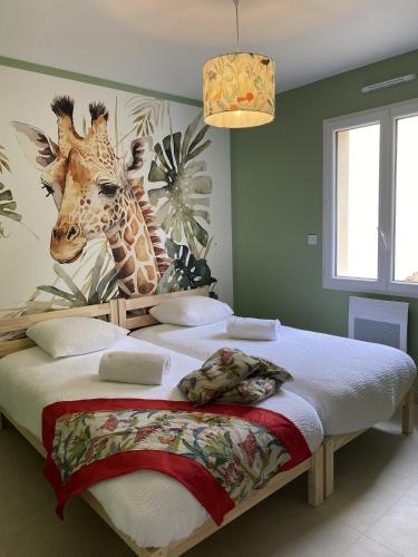 - une chambre avec un lit doté d'une tête de girafe sur le mur dans l'établissement Gite le Perroquet, à Seigy