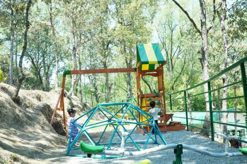 Ο χώρος παιχνιδιού για παιδιά στο Chinar Luxury Tent Retreat in Majkhali