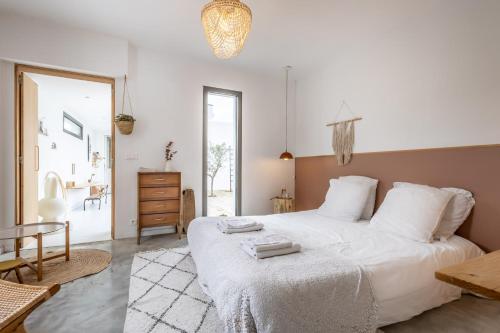 Ένα ή περισσότερα κρεβάτια σε δωμάτιο στο Maison atypique