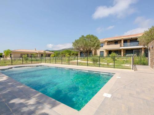 une piscine dans une cour clôturée dans l'établissement Le Clos d'Alice - 6min de la Plage, à Sainte-Maxime