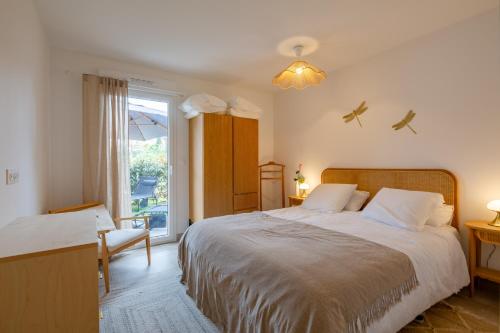 une chambre avec un lit, un bureau et une fenêtre dans l'établissement Le Clos d'Alice - 6min de la Plage, à Sainte-Maxime