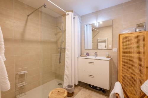 une salle de bain avec douche et lavabo dans l'établissement Le Clos d'Alice - 6min de la Plage, à Sainte-Maxime