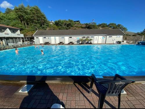a large swimming pool with people in the water at Ferie leiligheten ved stranden in Kristiansand