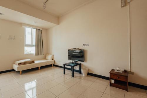 Una televisión o centro de entretenimiento en Maybe Homestay