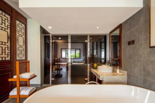 a large bathroom with a tub and a sink at Nanxun Boyang New Century Mingting Resort Hotel in Huzhou
