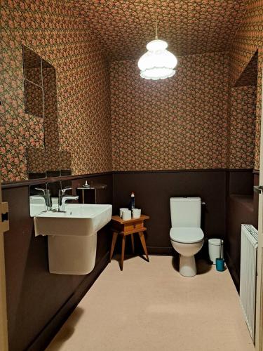 une salle de bain avec un lavabo et des toilettes dans l'établissement Ruisseau, à Lévignacq
