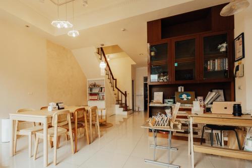 Un comedor con mesa y sillas en Maybe Homestay, en Longjing