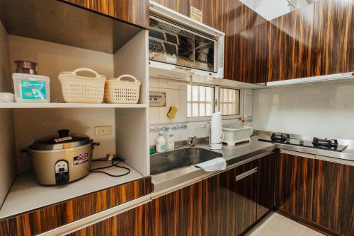 Una cocina o zona de cocina en Maybe Homestay