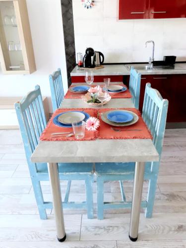 a blue table with four chairs and a red table runner at Refreshing Oasis in El Médano