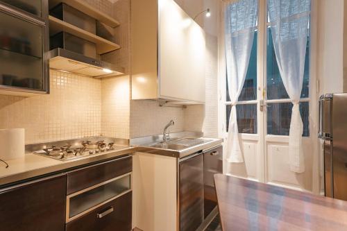 Kuchyň nebo kuchyňský kout v ubytování Rdr Tortona Rooms