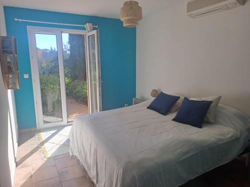 a bedroom with a large bed with blue walls at Magnifique Villa avec piscine in Cadenet