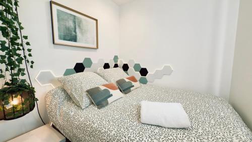 - une chambre avec un lit et une tête de lit dans l'établissement Ze Perfect Place - Magnifique Studio Vieux Nice, à Nice