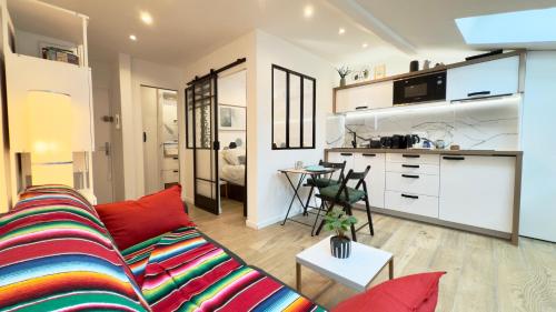 un salon avec un canapé et une cuisine dans l'établissement Ze Perfect Place - Magnifique Studio Vieux Nice, à Nice