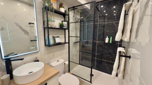 une salle de bain avec toilettes et douche en verre dans l'établissement Ze Perfect Place - Magnifique Studio Vieux Nice, à Nice