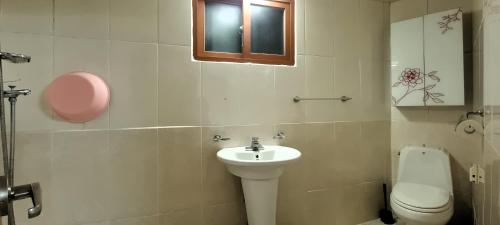 ein Badezimmer mit Waschbecken und Toilette und einem Fenster in der Unterkunft 2beds house near Yeonshinnae, One stop away from Seoul Station by GTX in Seoul