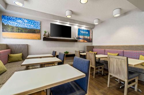 Μια τηλεόραση ή/και κέντρο ψυχαγωγίας στο Hampton Inn Jonesboro