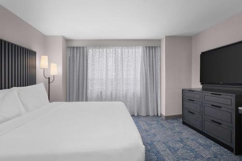 Katil atau katil-katil dalam bilik di Embassy Suites by Hilton El Paso