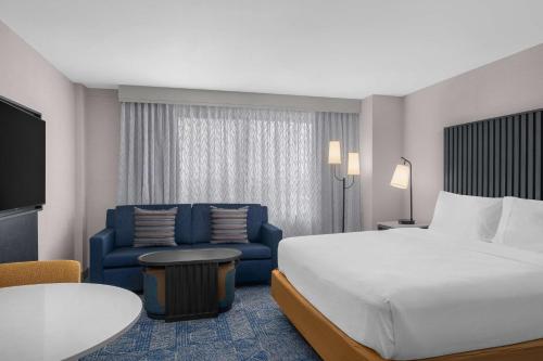 Katil atau katil-katil dalam bilik di Embassy Suites by Hilton El Paso