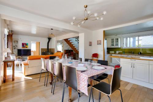 une salle à manger et une cuisine avec une table et des chaises dans l'établissement 600m de la plage, jardin, maison pour 10, à Saint-Briac-sur-Mer