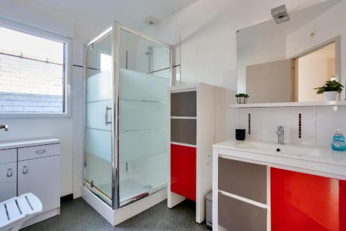 une salle de bain avec une douche en verre et un lavabo dans l'établissement 600m de la plage, jardin, maison pour 10, à Saint-Briac-sur-Mer