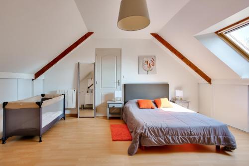 une chambre avec un lit et un bureau dans l'établissement 600m de la plage, jardin, maison pour 10, à Saint-Briac-sur-Mer