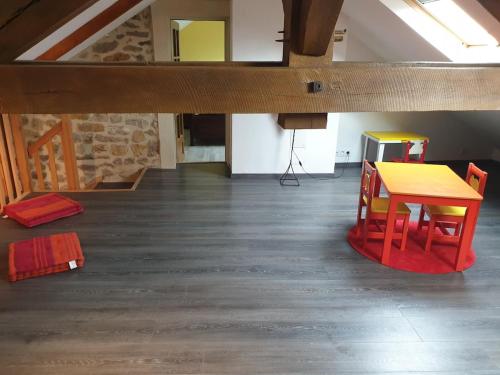 a room with a table and chairs in a loft at Gite les champs Darié 3 étoiles in Island